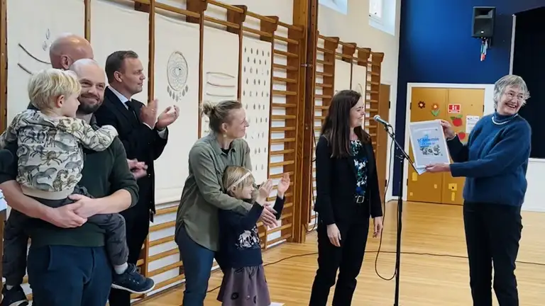 Minister Louise Schack Elholm overrækker Landdistriktsprisen til forældregruppen.